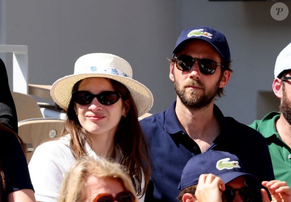 Benjamin Lavernhe et sa compagne Rebecca Marder - Célébrités dans les tribunes de la finale homme des Internationaux de France de tennis de Roland Garros 2024 à Paris le 9 juin 2024. © Jacovides-Moreau/Bestimage