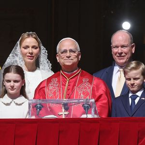 Le pape Léon XIV au balcon du palais princier avec le prince Albert II de Monaco, la princesse Charlène, le prince Gabriel et la princese Gabriella- Visite historique du pape Léon XIV à Monaco le 28 mars 2026.
© Dominique Jacovides - Bruno Bebert / Bestimage