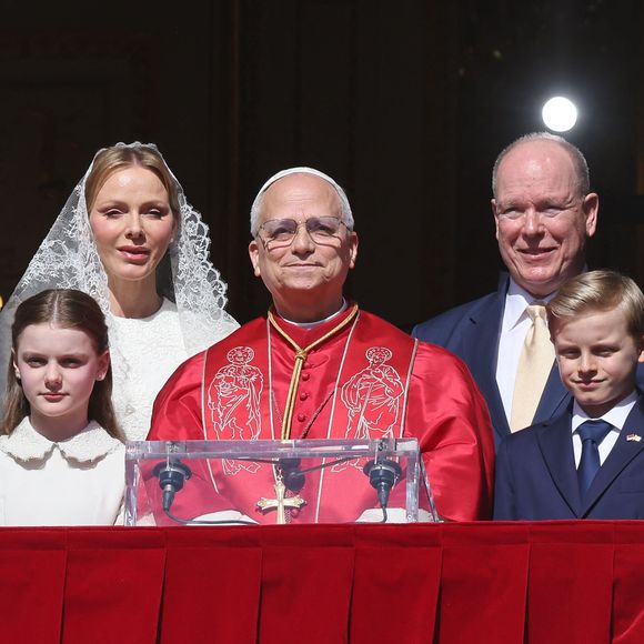 Le pape Léon XIV au balcon du palais princier avec le prince Albert II de Monaco, la princesse Charlène, le prince Gabriel et la princese Gabriella- Visite historique du pape Léon XIV à Monaco le 28 mars 2026.
© Dominique Jacovides - Bruno Bebert / Bestimage