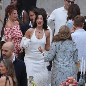 La chanteuse Dua Lipa et l'acteur Callum Turner ont été photographiés avant leur fête de mariage sur la Piazza Croce Dei Vespri à Palerme, en Italie, le 5 juin 2026. Photo : Snapix/ABACAPRESS.COM