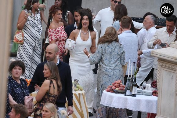 La chanteuse Dua Lipa et l'acteur Callum Turner ont été photographiés avant leur fête de mariage sur la Piazza Croce Dei Vespri à Palerme, en Italie, le 5 juin 2026. Photo : Snapix/ABACAPRESS.COM
