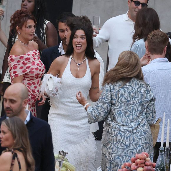 La chanteuse Dua Lipa et l'acteur Callum Turner ont été photographiés avant leur fête de mariage sur la Piazza Croce Dei Vespri à Palerme, en Italie, le 5 juin 2026. Photo : Snapix/ABACAPRESS.COM