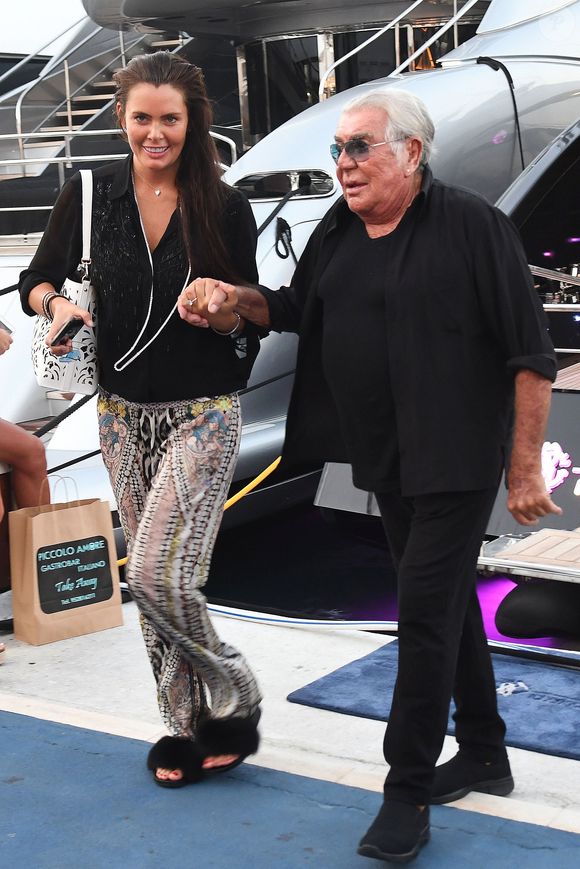 Le styliste italien Roberto Cavalli et sa compagne Lina Nilson en vacances à Puerto Banus, Marbella, Espagne le 20 août 2019.

Photo : GTRES / BESTIMAGE