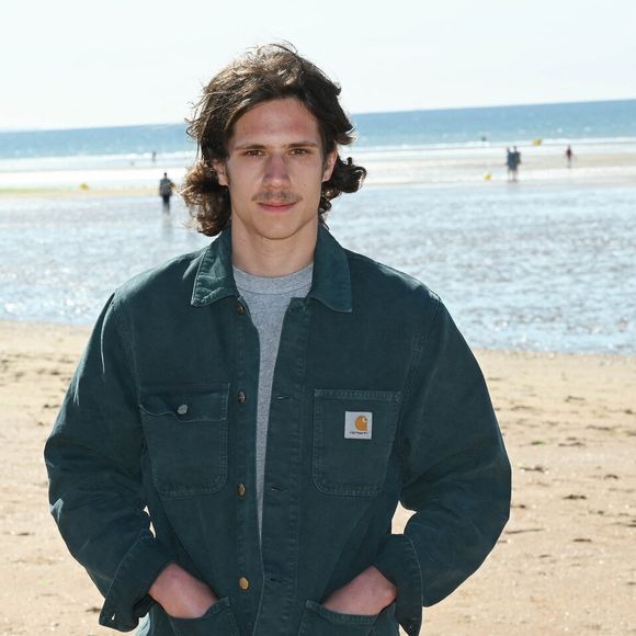 Abraham Wapler lors d'un photocall sur la plage de Cabourg pendant le 35ème festival du film le 11 juin 2021.

© Coadic Guirec / Bestimage