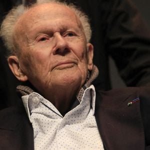 Semi-Exclusif - Philipe Bouvard assiste à la projection du documentaire "Les Mille et une vies de Philippe Bouvard" (Paris Première) au théâtre de la Croisette à Cannes, le 30 novembre 2024. Le journaliste affaibli, 95 ans le 6 décembre 2024, est monté sur scène pour prononcer quelques mots, aux côtés de D.Lisnard, maire de Cannes, devant l'assistance, composée notamment de C.Viguier. Le public a ovationné celui qui a présenté l'émission à succès "Les Grosses Têtes" pendant 37 ans. Ce documentaire de F.Gardel, composé de nombreuses archives personnelles, sera diffusé sur Paris Première en janvier 2025, au moment même où  Philippe Bouvard prendra officiellement sa retraite.