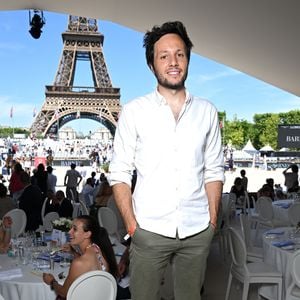 Vianney dans la tente VIP lors du Longines Paris Eiffel Jumping au pied de la Tour Eiffel sur le Champ-de-Mars à Paris, France, le 21 juin 2025. © Perusseau-Veeren/Bestimage