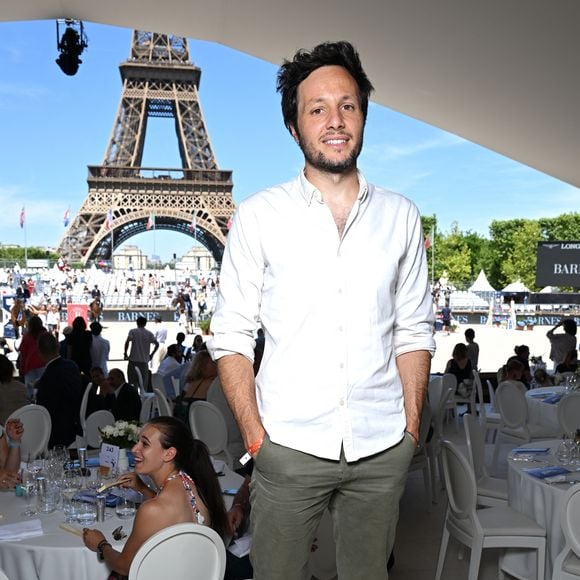 Vianney dans la tente VIP lors du Longines Paris Eiffel Jumping au pied de la Tour Eiffel sur le Champ-de-Mars à Paris, France, le 21 juin 2025. © Perusseau-Veeren/Bestimage