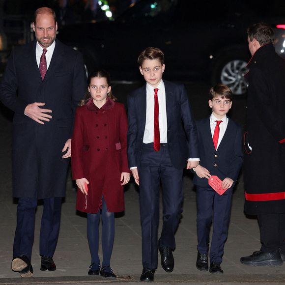 En effet, selon une experte qui s'est confiée au magazine People, Kate et William seraient en train d'être préparés pour leurs futurs rôles de roi et reine. 

Le prince William, prince de Galles avec ses enfants la princesse Charlotte, le prince George, le prince Louis lors du service de chants de Noël Together At Christmas à l'abbaye de Westminster, Londres le 6 décembre 2024.

© Julien Burton / Bestimage