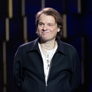 Il a mis sa carrière musicale en pause et s’est éloigné géographiquement pour se reconstruire.

Benabar pour les surprises de l'enregistrement de l'émission "La Boîte à secrets", présentée par F.Bollaert et diffusée le 16 janvier 2026 sur France 3, dans les studios du Lendit à Saint-Denis, France, le 16 décembre 2025. © Cyril Moreau/Bestimage