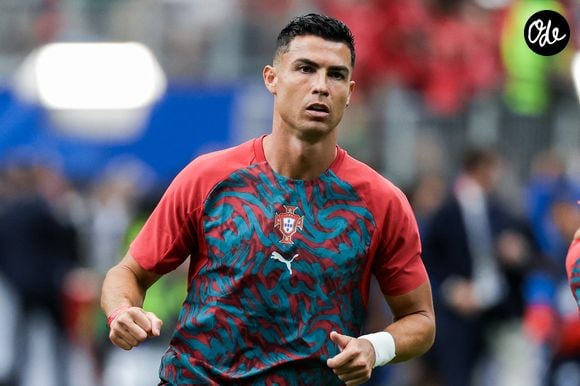 Le Portugais Cristiano Ronaldo observe la scène avant le match de la phase de groupes de la Coupe du Monde de la FIFA 2026 opposant le Portugal à l'Ouzbékistan au Houston Stadium, à Houston, le 23 juin 2026.  © SPP / PsnewZ / Bestimage