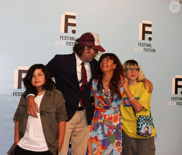A savoir qu'ensemble, ils ont aussi eu deux enfants :  Rose (née en 2008) et Raoul (né en 2011). Mais pour le bien-être de leur progéniture, les deux stars ont décidé de vivre plus ou moins sous le même toit... 

Romane Bohringer, Philippe Rebbot et leurs enfants Raoul et Rose à la projection des trois premiers épisodes de la fiction "L’amour flou" lors de la 23ème édition du Festival de la Fiction tv de la Rochelle 2021 à La Rochelle, France, le 15 septembre 2021. © Jean-Marc Lhomer/Bestimage