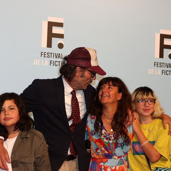 A savoir qu'ensemble, ils ont aussi eu deux enfants :  Rose (née en 2008) et Raoul (né en 2011). Mais pour le bien-être de leur progéniture, les deux stars ont décidé de vivre plus ou moins sous le même toit... 

Romane Bohringer, Philippe Rebbot et leurs enfants Raoul et Rose à la projection des trois premiers épisodes de la fiction "L’amour flou" lors de la 23ème édition du Festival de la Fiction tv de la Rochelle 2021 à La Rochelle, France, le 15 septembre 2021. © Jean-Marc Lhomer/Bestimage