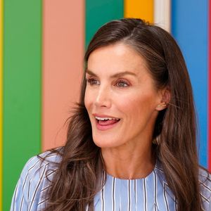 La reine Letizia d’Espagne préside la rentrée scolaire 2025/2026 à l’école maternelle et primaire « Entresotos » et joue avec les enfants, le 12 septembre 2025, à Rincón de Soto, dans la Rioja (Espagne). © Lalo Yasky/Bestimage