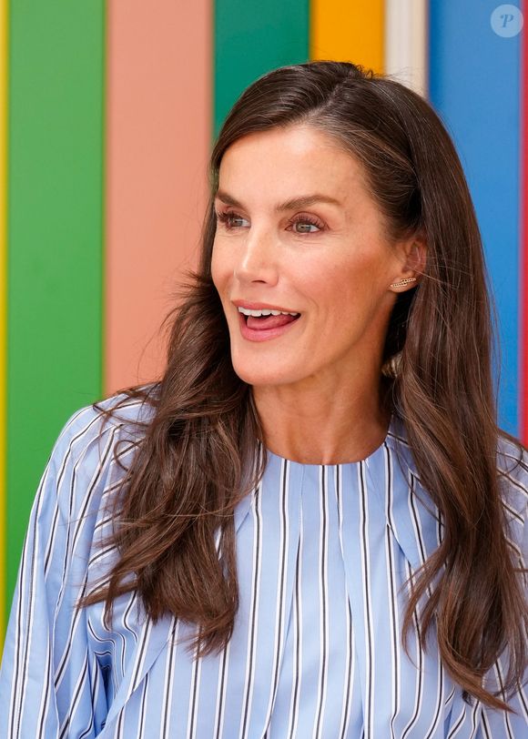 La reine Letizia d’Espagne préside la rentrée scolaire 2025/2026 à l’école maternelle et primaire « Entresotos » et joue avec les enfants, le 12 septembre 2025, à Rincón de Soto, dans la Rioja (Espagne). © Lalo Yasky/Bestimage