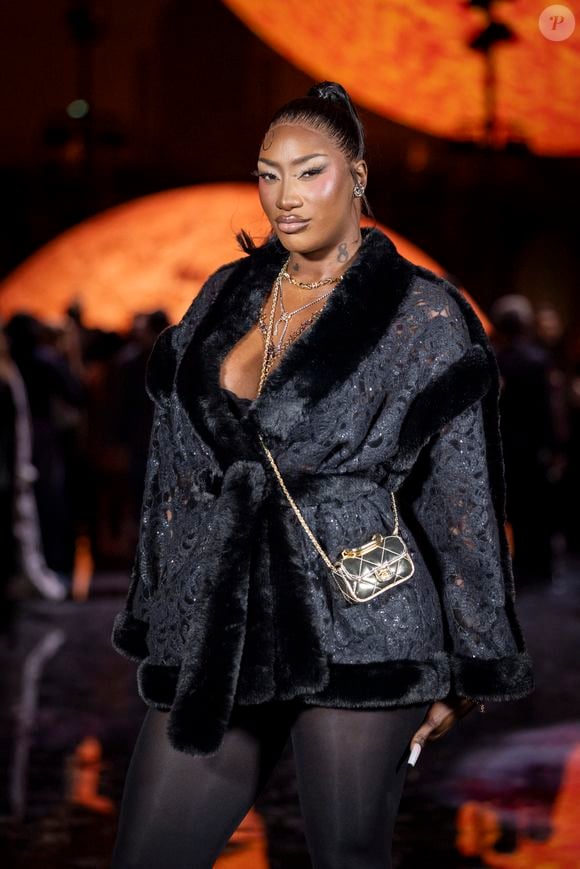 Mais selon les médias locaux qui ont couvert l'événement (comme les sites Aulnaylibre et MonAulnay), la chanteuse n'a pas fait que regarder

Aya Nakamura - Photo Call du Défilé de mode Chanel Collection Printemps-Été 2026 dans le cadre de la Fashion Week de Paris, France, le 6 octobre 2025.
 
© Olivier Borde / Bestimage