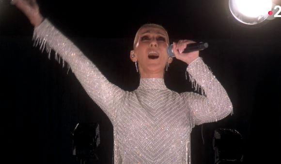 Celine Dion chante depuis le premier étage de la Tour Eiffel, L’hymne à l’amour, d’Édith Piaf - Cérémonie d'ouverture des Jeux Olympiques (JO) de Paris 2024.
© Capture France TV via Bestimage