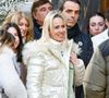 De nombreuses personnalités étaient présentes pour ce dernier adieu, dont Jean-Pierre Foucault, dont la tenue sombre a été remarquée car elle ne respectait pas l’un des derniers souhaits de la famille. 

Céline Olive (fille de E.Leclercq), Jean-Pierre Foucault et sa compagne Evelyn Jarre aux obsèques d'Evelyne Leclercq en la cathédrale Sainte-Réparate de Nice, France, le 13 janvier 2026. Une tenue blanche ou claire est souhaitée pour la cérémonie. Ni fleurs, ni couronnes. Selon la volonté de la défunte Evelyne, des dons en faveur du pôle cancérologie Arnault Tzanck pourront être effectués par chèque à l'ordre de FDD AAT ou via un lien numérique HelloAsso - Campagne de dons, Institut du Cancer de Mougins. © Bruno Bebert/Bestimage
