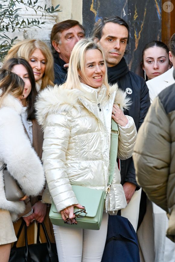 De nombreuses personnalités étaient présentes pour ce dernier adieu, dont Jean-Pierre Foucault, dont la tenue sombre a été remarquée car elle ne respectait pas l’un des derniers souhaits de la famille. 

Céline Olive (fille de E.Leclercq), Jean-Pierre Foucault et sa compagne Evelyn Jarre aux obsèques d'Evelyne Leclercq en la cathédrale Sainte-Réparate de Nice, France, le 13 janvier 2026. Une tenue blanche ou claire est souhaitée pour la cérémonie. Ni fleurs, ni couronnes. Selon la volonté de la défunte Evelyne, des dons en faveur du pôle cancérologie Arnault Tzanck pourront être effectués par chèque à l'ordre de FDD AAT ou via un lien numérique HelloAsso - Campagne de dons, Institut du Cancer de Mougins. © Bruno Bebert/Bestimage