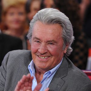 "Au moins, Alain Delon a eu l'honneur d'un montage séparé quand l'illustre réalisateur Bertrand Blier, lui, a été placé dans l'hommage global...", poursuit "Paris Match".

Alain Delon lors de l'enregistrement de l'émission "Vivement dimanche" le 5 septembre 2012. AGENCE / BESTIMAGE