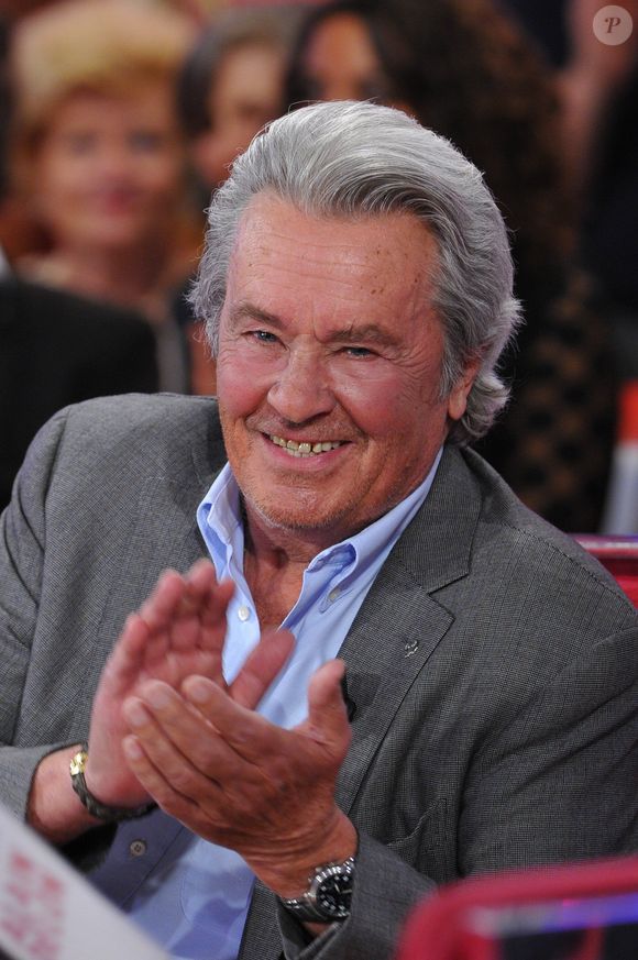 "Au moins, Alain Delon a eu l'honneur d'un montage séparé quand l'illustre réalisateur Bertrand Blier, lui, a été placé dans l'hommage global...", poursuit "Paris Match".

Alain Delon lors de l'enregistrement de l'émission "Vivement dimanche" le 5 septembre 2012. AGENCE / BESTIMAGE