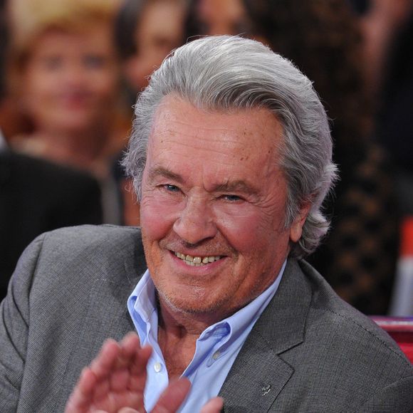 "Au moins, Alain Delon a eu l'honneur d'un montage séparé quand l'illustre réalisateur Bertrand Blier, lui, a été placé dans l'hommage global...", poursuit "Paris Match".

Alain Delon lors de l'enregistrement de l'émission "Vivement dimanche" le 5 septembre 2012. AGENCE / BESTIMAGE