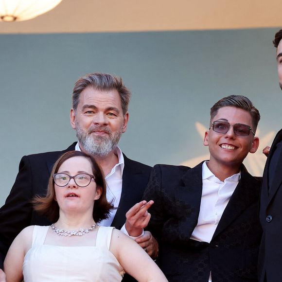 Le héros du carton "Un p'tit truc en plus" est très touchant dans "Les Vétos", sur France 2 ce dimanche

Clovis Cornillac, Artus et l'équipe du film "Un p'tit truc en plus" - Montée des marches du film « Le comte de Monte-Cristo » lors du 77ème Festival International du Film de Cannes, au Palais des Festivals à Cannes. Le 22 mai 2024
© Jacovides-Moreau / Bestimage