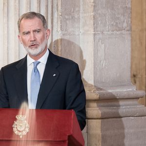 Le roi Felipe VI et le Premier ministre Pedro Sánchez lors de la cérémonie marquant le 40e anniversaire de la signature du traité d'adhésion de l'Espagne aux Communautés européennes le 12 juin 2025.
Photo : Europa Press / Bestimage