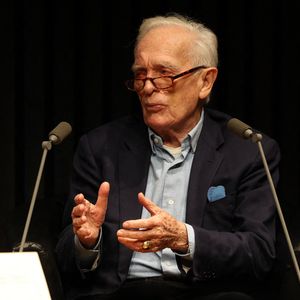 Exclusif - Le journaliste, homme de médias, scénariste, réalisateur et écrivain Philippe Labro à la Station Ausone - Librairie Mollat à Bordeaux, le 18 octobre 2024, pour un échange avec ses lecteurs et la présentation de son romzn "Deux gimlets sur la 5e Avenue" - Gallimard. © Jean-Marc Lhomer/Bestimage