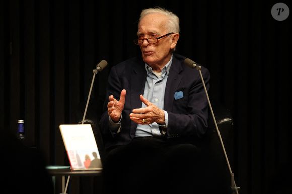 Exclusif - Le journaliste, homme de médias, scénariste, réalisateur et écrivain Philippe Labro à la Station Ausone - Librairie Mollat à Bordeaux, le 18 octobre 2024, pour un échange avec ses lecteurs et la présentation de son romzn "Deux gimlets sur la 5e Avenue" - Gallimard. © Jean-Marc Lhomer/Bestimage