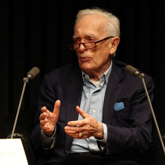 Exclusif - Le journaliste, homme de médias, scénariste, réalisateur et écrivain Philippe Labro à la Station Ausone - Librairie Mollat à Bordeaux, le 18 octobre 2024, pour un échange avec ses lecteurs et la présentation de son romzn "Deux gimlets sur la 5e Avenue" - Gallimard. © Jean-Marc Lhomer/Bestimage