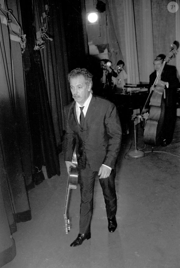 Archives - Georges Brassens dans les coulisses de Bobino. En 1969. AGENCE / BESTIMAGE