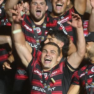 Antoine Dupont - Les Toulousains soulèvent leur quatrième Bouclier de Brennus d'affilée, après leur victoire face à Montpellier (28 - 20) en finale du Top 14 au stade de France, le 27 juin 2026. 
© Christian Liewig / Bestimage