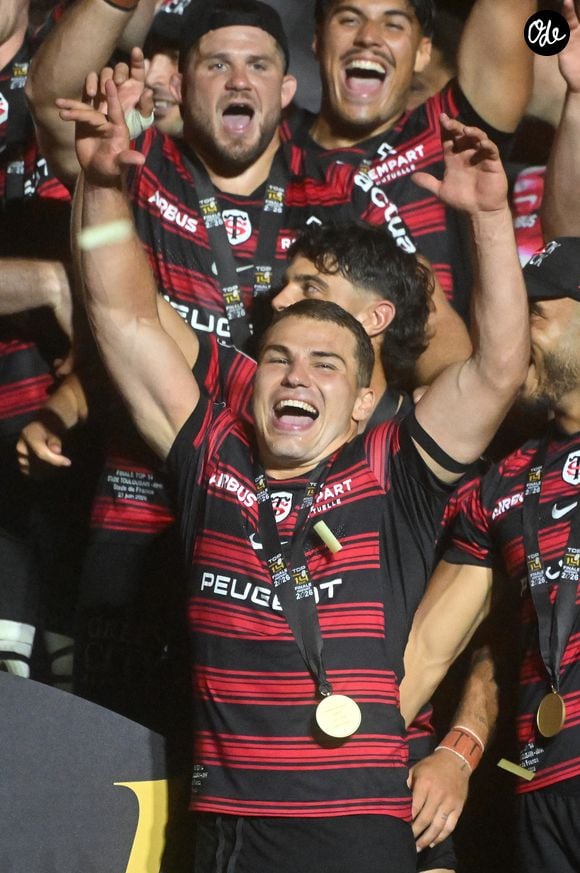 Antoine Dupont - Les Toulousains soulèvent leur quatrième Bouclier de Brennus d'affilée, après leur victoire face à Montpellier (28 - 20) en finale du Top 14 au stade de France, le 27 juin 2026. 
© Christian Liewig / Bestimage