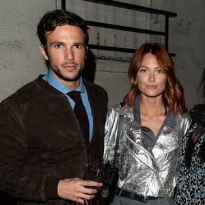 Hugo Philip et sa compagne Caroline Receveur lors du cocktail dînatoire expérimental "Guitar Players Show" organisé à la boutique Mad Lords "House of jewelry", située rue Saint Honoré, à Paris, le 22 novembre 2018.

© Pierre Perusseau / Bestimage