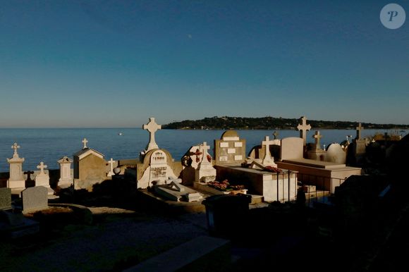 Elle reposera au cimetière marin de Saint-Tropez, face à la Méditerranée.

Le caveau familial de la famille Bardot au cimetière marin de Saint-Tropez le 29 décembre 2025. Brigitte Bardot y sera inhumée aux côtés de son père, Louis Bardot (1896-1975) et de sa mère Anne-Marie Mucel (1912-1978). 

© Franz Chavaroche / Bestimage