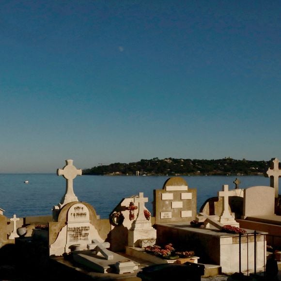 Elle reposera au cimetière marin de Saint-Tropez, face à la Méditerranée.

Le caveau familial de la famille Bardot au cimetière marin de Saint-Tropez le 29 décembre 2025. Brigitte Bardot y sera inhumée aux côtés de son père, Louis Bardot (1896-1975) et de sa mère Anne-Marie Mucel (1912-1978). 

© Franz Chavaroche / Bestimage