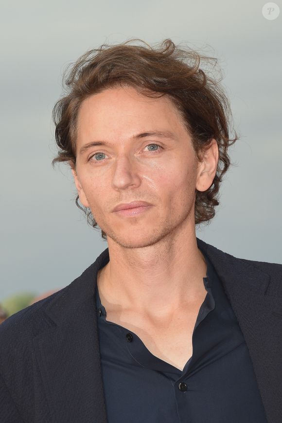 Le chanteur Raphaël - Photocall sur le tapis rouge du festival du film de Cabourg le 16 juin 2018.
© Coadic Guirec / Bestimage