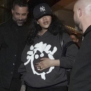 Elle a été vue sortant du César.

Paris, FRANCE Rihanna a été vue en train de quitter le restaurant Cesar après un dîner, faisant une sortie discrète alors qu'elle terminait sa soirée à Paris, portant un sweat à capuche graphique associé à un pantalon noir ample, une casquette des Yankees de New York, et des lunettes de soleil surdimensionnées.