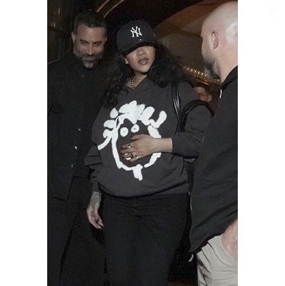 Elle a été vue sortant du César.

Paris, FRANCE Rihanna a été vue en train de quitter le restaurant Cesar après un dîner, faisant une sortie discrète alors qu'elle terminait sa soirée à Paris, portant un sweat à capuche graphique associé à un pantalon noir ample, une casquette des Yankees de New York, et des lunettes de soleil surdimensionnées.