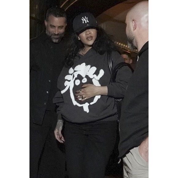 Elle a été vue sortant du César.

Paris, FRANCE Rihanna a été vue en train de quitter le restaurant Cesar après un dîner, faisant une sortie discrète alors qu'elle terminait sa soirée à Paris, portant un sweat à capuche graphique associé à un pantalon noir ample, une casquette des Yankees de New York, et des lunettes de soleil surdimensionnées.