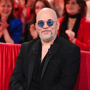 Il est souvent à Paris dans le cadre de son travail.

Exclusif - Pascal Obispo - Enregistrement de l'émission Vivement dimanche présentée par Michel Drucker au studio Rive Gauche, diffusée le 16 mars sur France 3, à Paris, France. © Guillaume Gaffiot/Bestimage