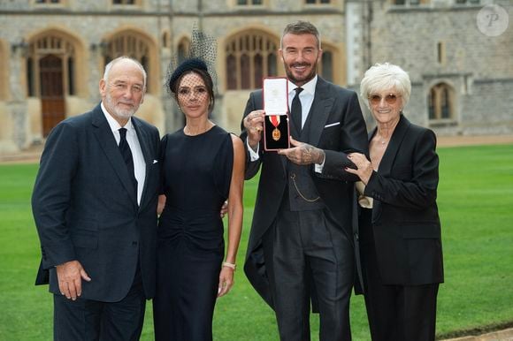Une reconnaissance à laquelle ont assisté tous les membres de sa famille.

David Beckham, avec sa femme Victoria Beckham et ses parents Ted et Sandra Beckham, a été décoré par le roi Charles au château de Windsor, Windsor, Berkshire, Royaume-Uni, le 4 novembre 2025. © Eddie Mulholland/WPA-Pool/Bestimage