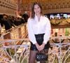 Fini le port strict et boutonné jusqu'au cou. Camille Cerf nous offre une véritable masterclass de mix and match. Associée à un jean bleu ample (le fameux coupe loose ou mom) et de simples sandales noires à fines brides, la chemise révèle tout son potentiel. 

Exclusivité - Camille Cerf (Miss France 2015) - Dîner de bienfaisance Breitling à la Samaritaine au profit de l’association « Premiers de Cordée » à Paris, le 14 novembre 2022. © Rachid Bellak/Bestimage
