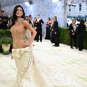Kylie Jenner a fait sa neuvième apparition au Met Gala 2026 dans une robe nude sculpturale signée Schiaparelli, le 4 mai 2026. 

Backgrid USA / Bestimage David Fisher/Shutterstock