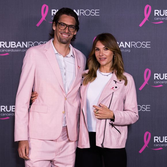 Mais derrière les médailles et les titres, l’ancien nageur a aussi dû apprendre à se reconstruire après la fin de sa carrière. 

Exclusif - Camille Lacourt et sa compagne Alice Detollenaere - Soirée de lancement "Octobre Rose" organisée par l’association Ruban Rose présentée par I. Ithurburu à Paris le mardi 30 septembre 2025.
© Léa Maï - Léo Trotin – association Ruban Rose / Bestimage