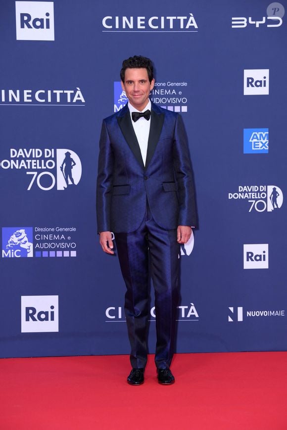 "Le secret, c’est justement d’accepter l’imparfait. Et de ne pas laisser l’amour, la relation, devenir une cage. Nous sommes assez 'tradi' dans notre vie, dans notre couple."

Mika - Les célébrités lors de la 70ème cérémonie des "David di Donatello Awards" à Rome, le 7 mai 2025.