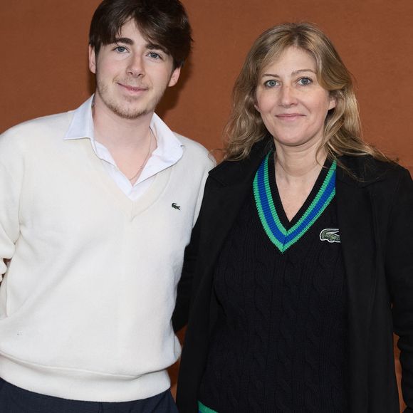 À seulement 19 ans, ce jeune homme qui compte bien se faire une place dans la musique par lui-même et non par son nom de famille célèbre, a d'ailleurs choisi de prendre pour nom de scène Léon Hesby 

Amanda Sthers et son fils Oscar Bruel au village (night session) lors des Internationaux de France de tennis de Roland Garros 2024, à Paris, France, le 31 mai 2024. © Jacovides-Moreau/Bestimage