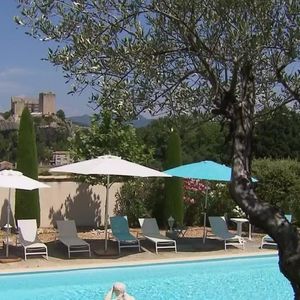 Michel Drucker dévoile des images de la maison de Mimie Mathy située à Vaison-la-Romaine dans l'émission Vivement dimanche le 9 février 2025 sur France 3.