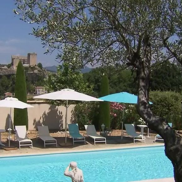Michel Drucker dévoile des images de la maison de Mimie Mathy située à Vaison-la-Romaine dans l'émission Vivement dimanche le 9 février 2025 sur France 3.