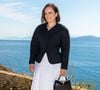 Elle se réjouit de voir la Corse devenue une destination à la mode et raconte avec humour comment elle la représentait dans les médias.

Alizée - Photocall du défilé "Le Bonheur" By Jacquemus au phare de la Pietra à l'Ile Rousse en Corse le 29 juin 2026. © Luis Sanchez / Crystal / Bestimage